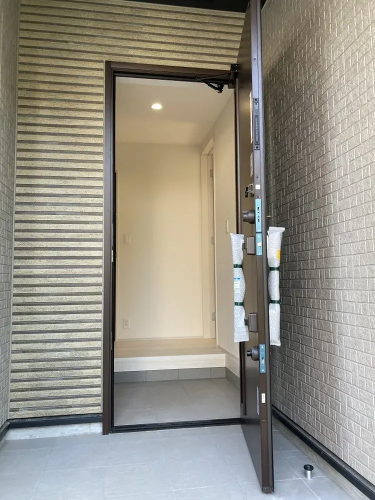 外構に配慮された、落ち着いた雰囲気の玄関まわりです☆