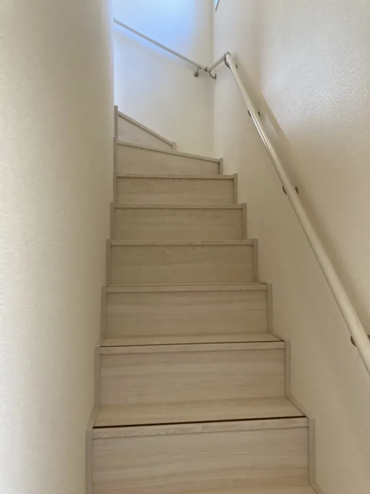 【階段/2号棟】手すり付きで上り下りも安心です!