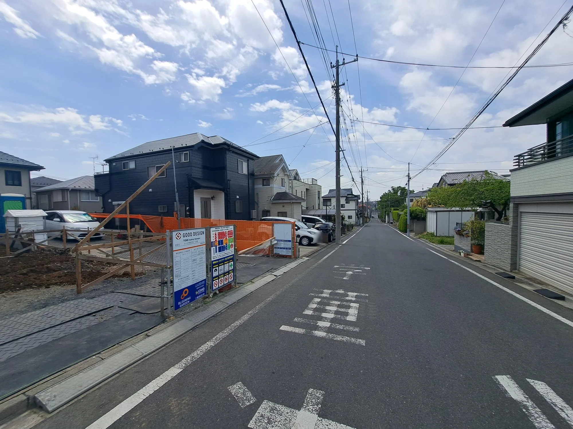 前面道路はゆとりがあり、車の運転や駐車もしやすい環境です!	
