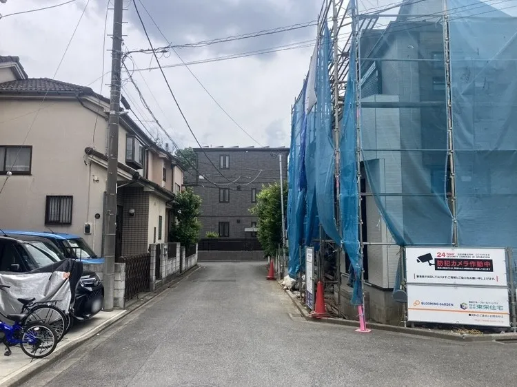 前面道路はゆとりがあり、車の運転や駐車もしやすい環境です!