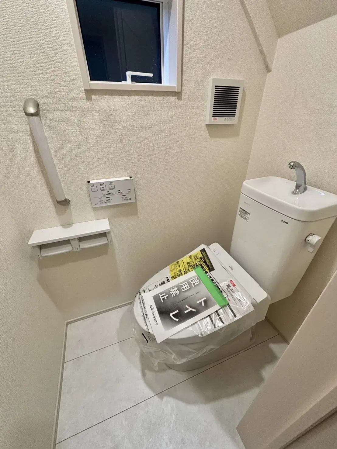 【1号棟】節水型でエコなトイレには、今では当たり前のウォシュレット付き。便座を温める機能もついていて、居心地良くてトイレから出られなくなるかも!換気用に換気扇はもちろん、窓も着いているので常に快適ですね♪