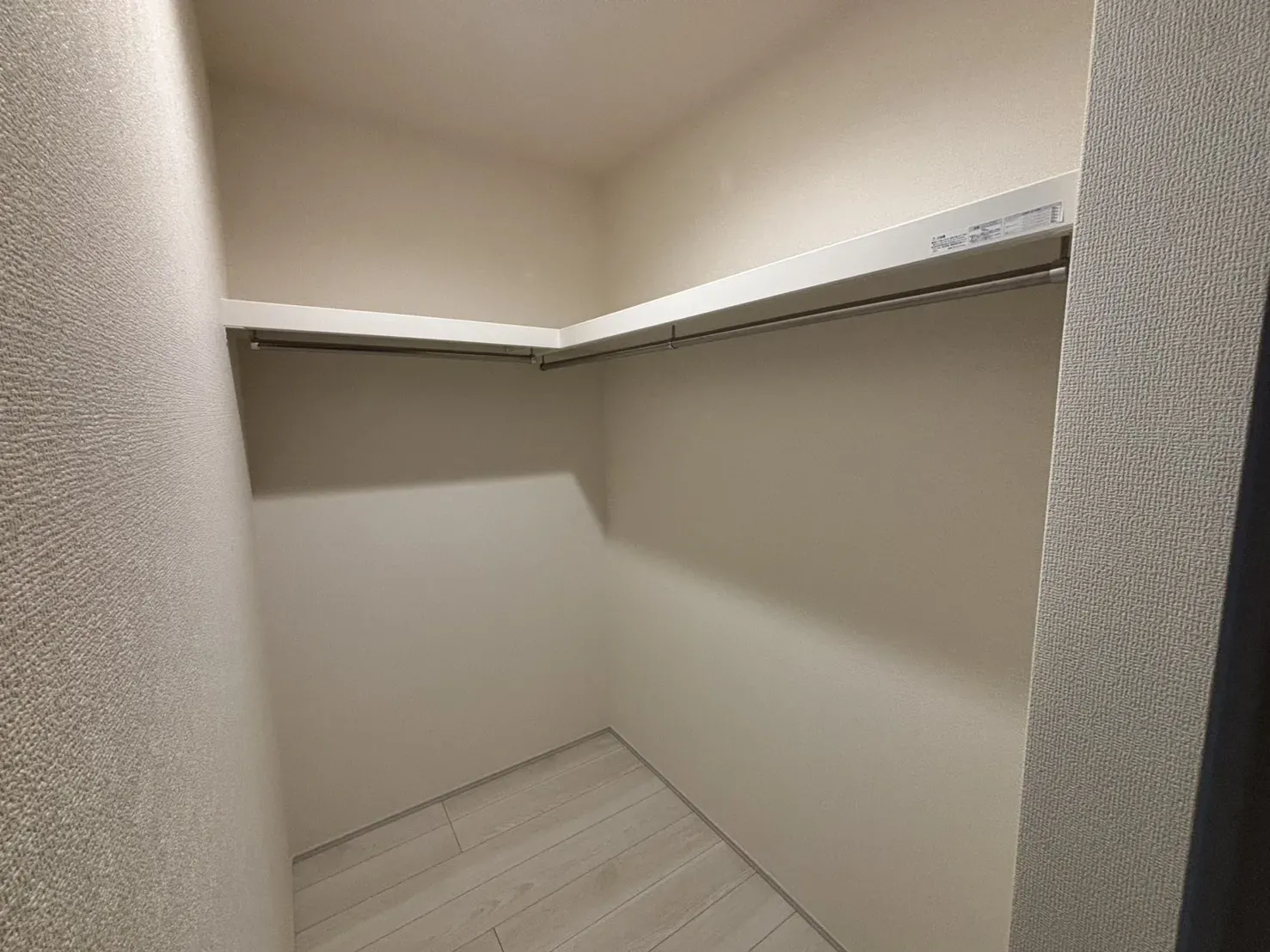【1号棟】お洋服を大切にされる方に大変喜ばれる、憧れのウォークインクローゼット。
お洋服以外にも掃除機やスーツケースなどを一箇所に集約できるのは魅力ですね!
扉が一箇所ですので、お部屋の見た目にもスッキリ!
