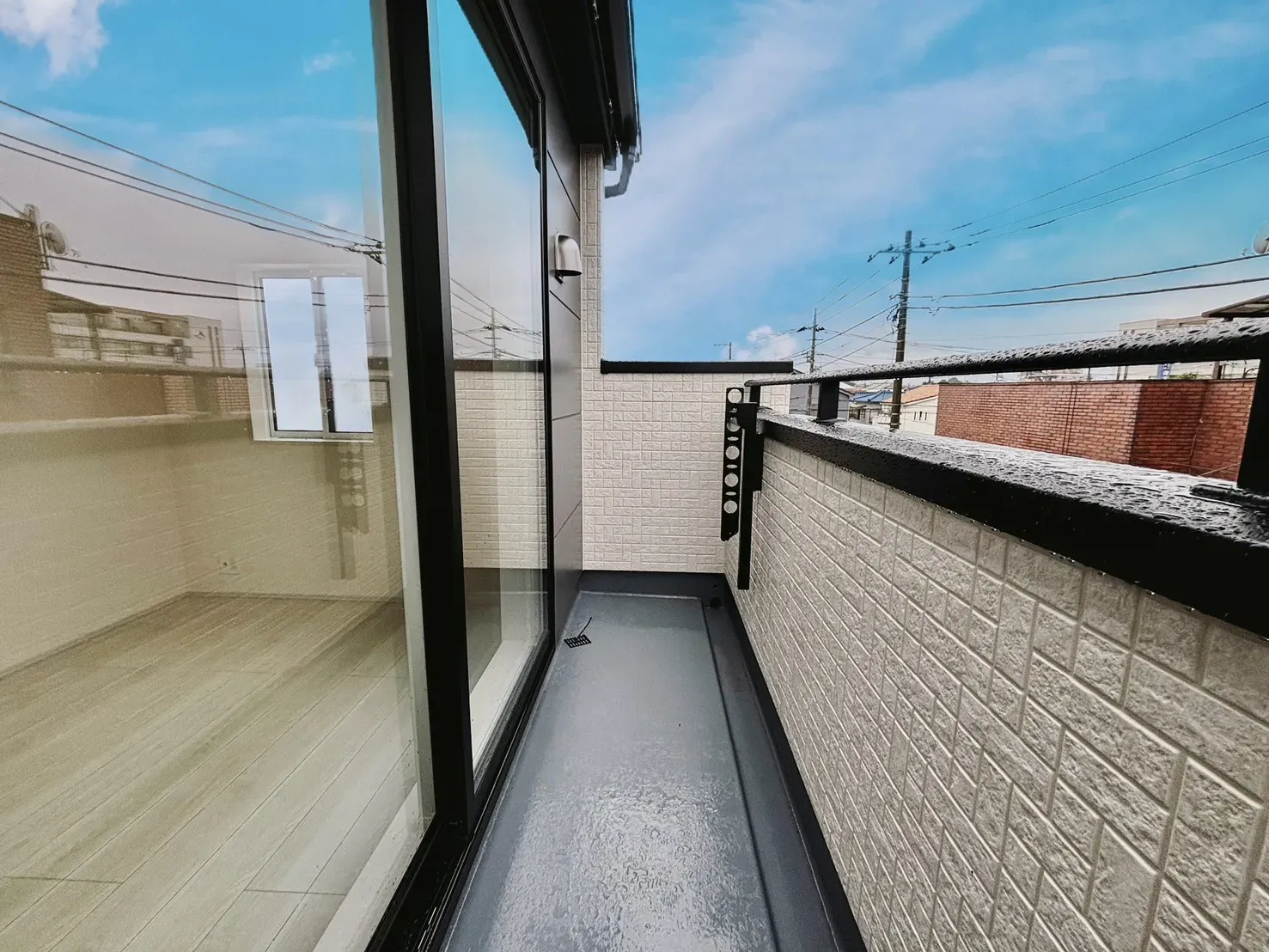 【1号棟】、物干しセットを追加すれば、一度にたくさんのお洗濯物が干せるのが魅力!バルコニーは洗濯物を干すだけの場所じゃなく、家族のゆとりのある時間を演出するプライベート空間。