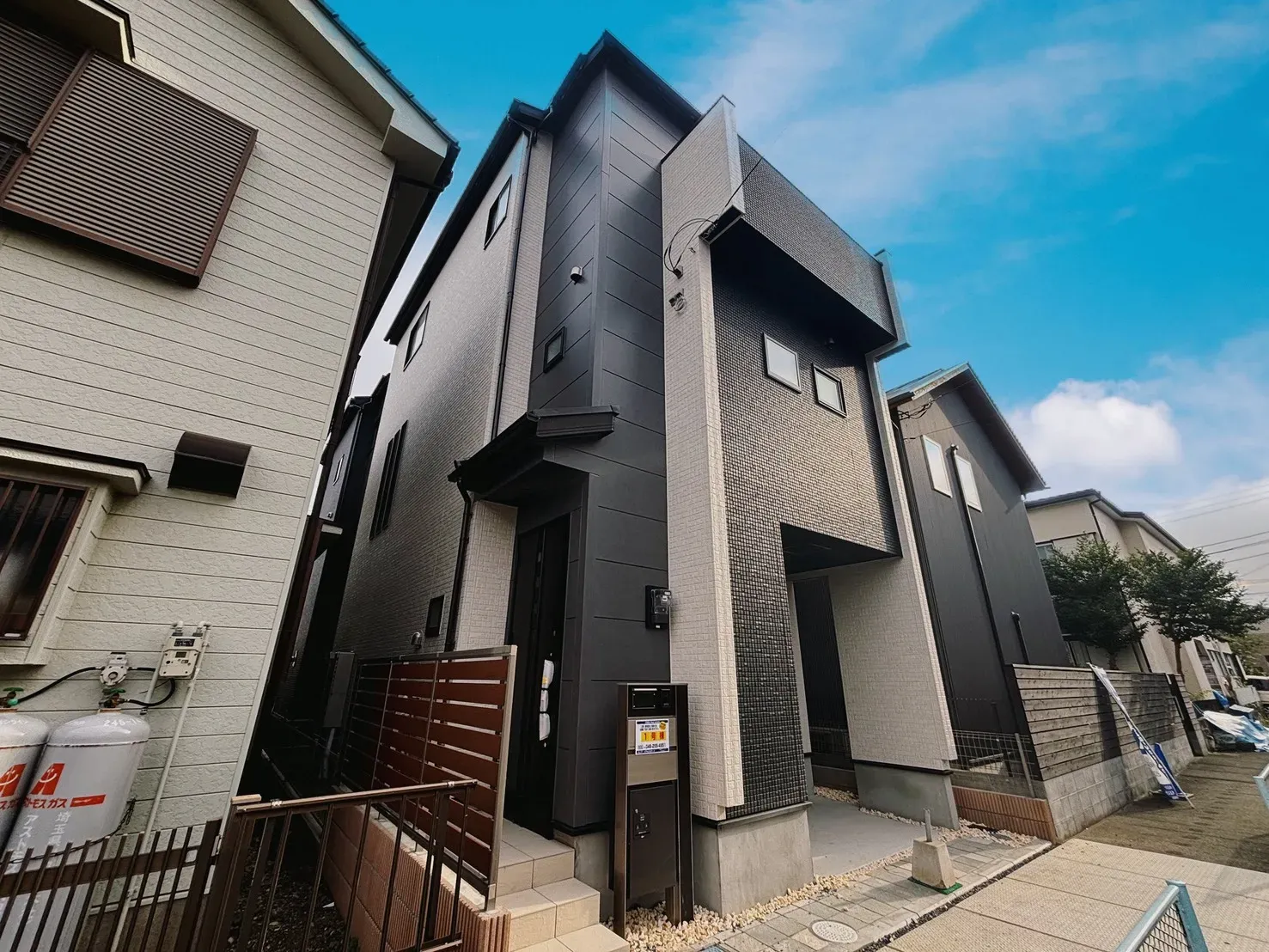 【1号棟】流行に左右されず、将来にわたって価値が継続する「上質」な佇まい。おしゃれな雰囲気や自然の潤い、親しみやすさといった暮らしを豊かにしてくれる住空間です。