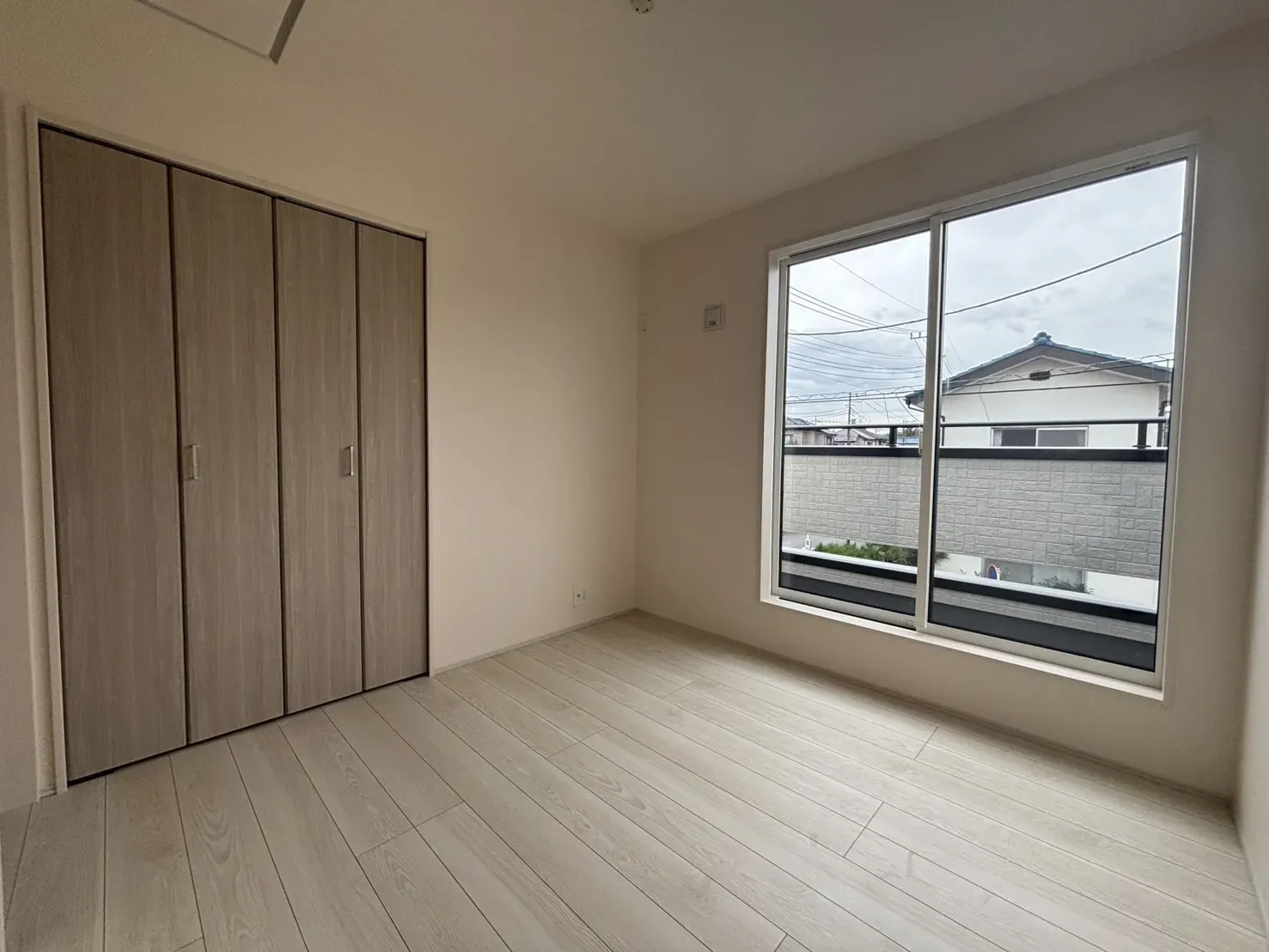 大きな窓からたっぷりの日差しが降り注ぐ明るい室内です。気持ちの良い朝日を受けて、目覚めの良い健康的な朝を迎えられそうです。