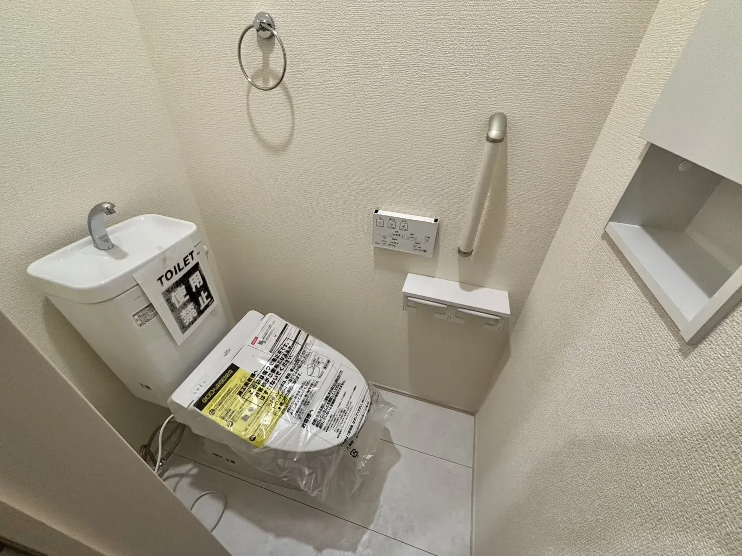 節水型でエコなトイレには、今では当たり前のウォシュレット付き。便座を温める機能もついていて、居心地良くてトイレから出られなくなるかも!換気用に換気扇はもちろん、窓も着いているので常に快適ですね♪
