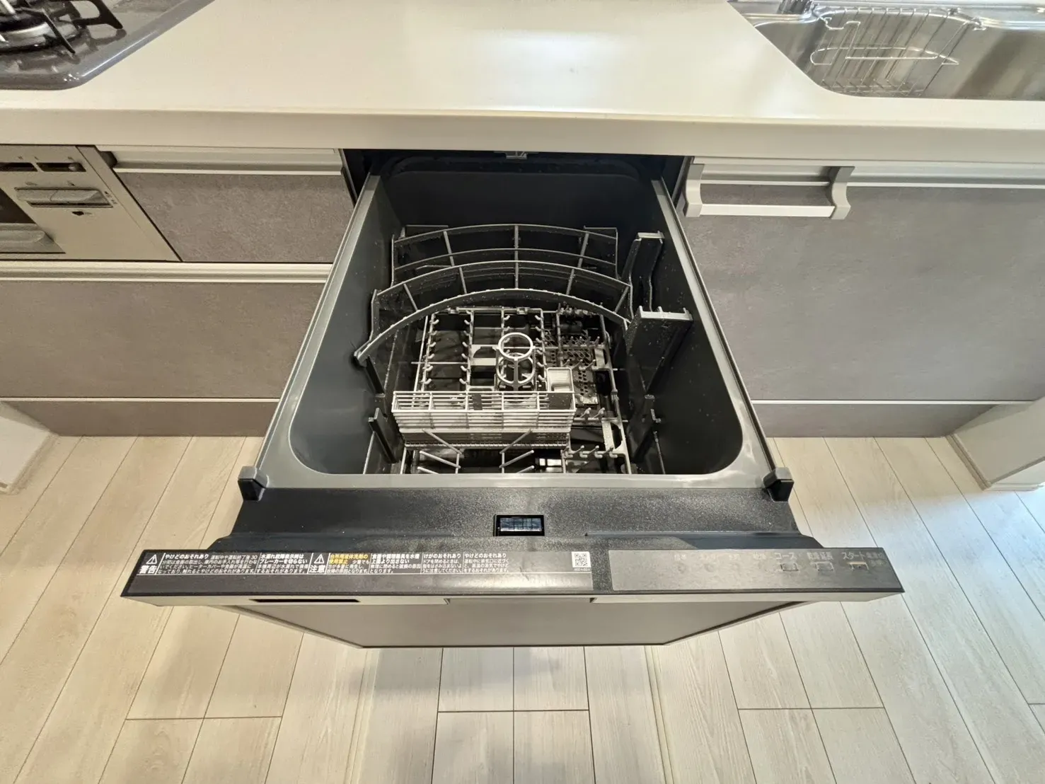 食器洗乾燥機付きで家族の食器もピカピカ。後片付けもラクラクこなせて、日々の生活には欠かせない便利設備。環境にもママの手にも優しいのがうれしいですね。