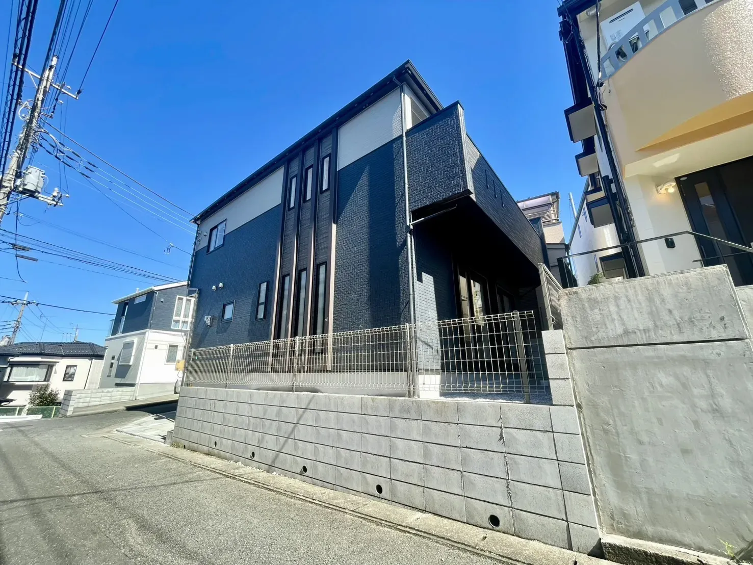 『縦ラインが印象的な外観』