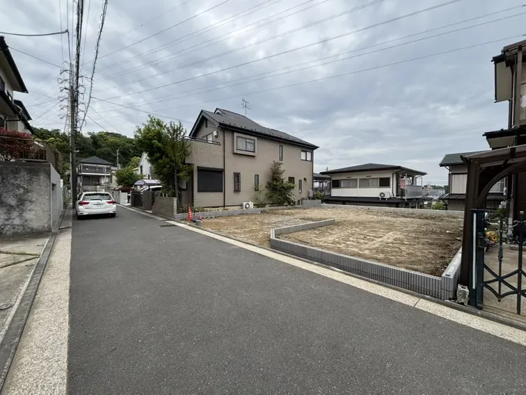 落ち着いた生活道路に面した物件。車通りが少ないため、小さなお子様がいるご家庭にも安心。駐車もスムーズに行えます。