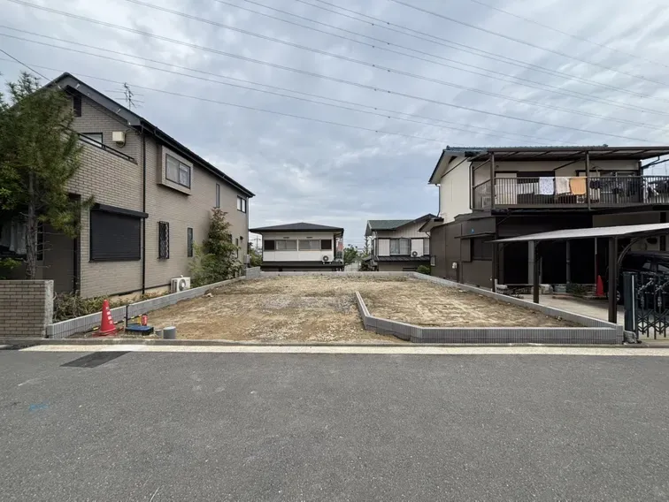周辺は居住者のみの利用のため交通量が少なく、車の出入りもスムーズに行えます。静けさと安心を両立した住まい。