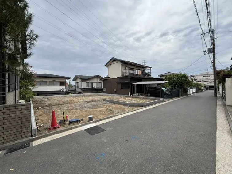 前面道路は交通量が少ない落ち着いた生活道路。車の出し入れもスムーズに行えるゆとりあるスペースを確保しています。
静かな環境で、快適な暮らしを実現できる立地です。