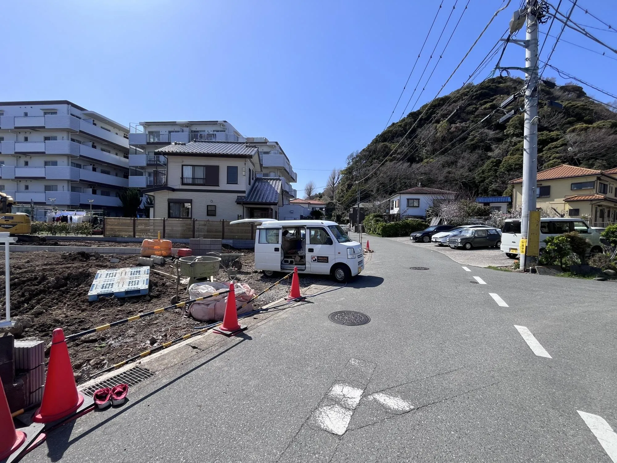 周辺は居住者のみの利用のため交通量が少なく、車の出入りもスムーズに行えます。静けさと安心を両立した住まい。