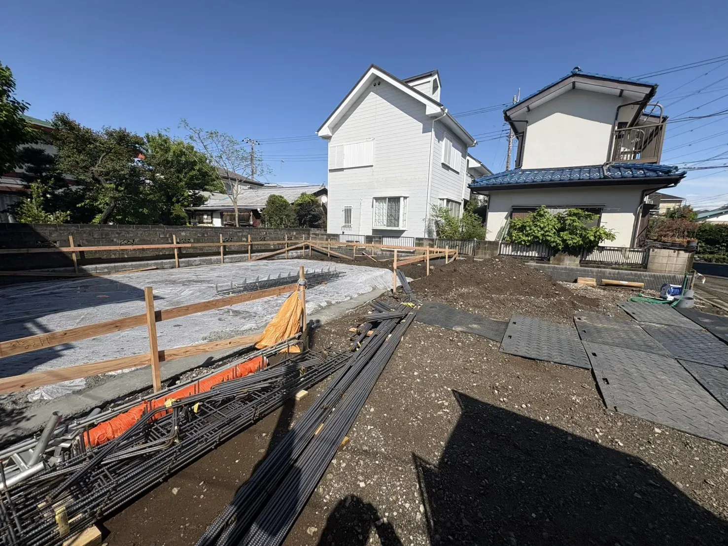 南側道路に面しており、日当たりが良いです。採光を取り込みやすい立地となっております。