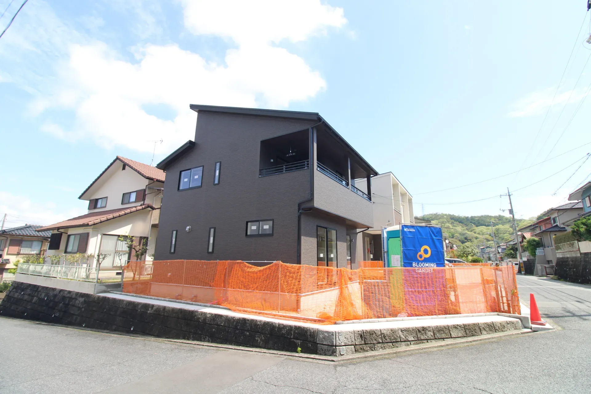 前面道路から見た外観