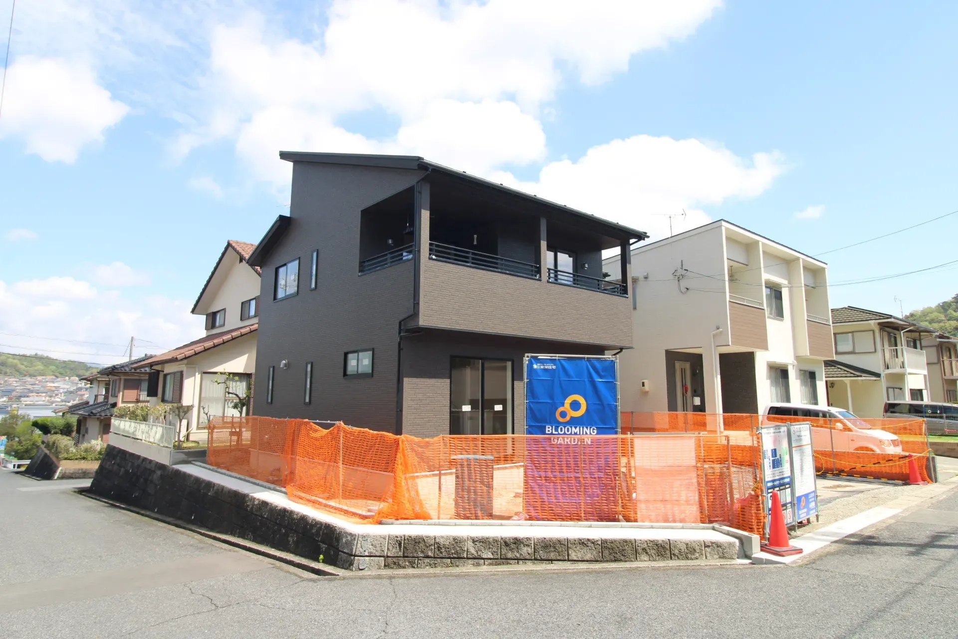 前面道路から見た外観