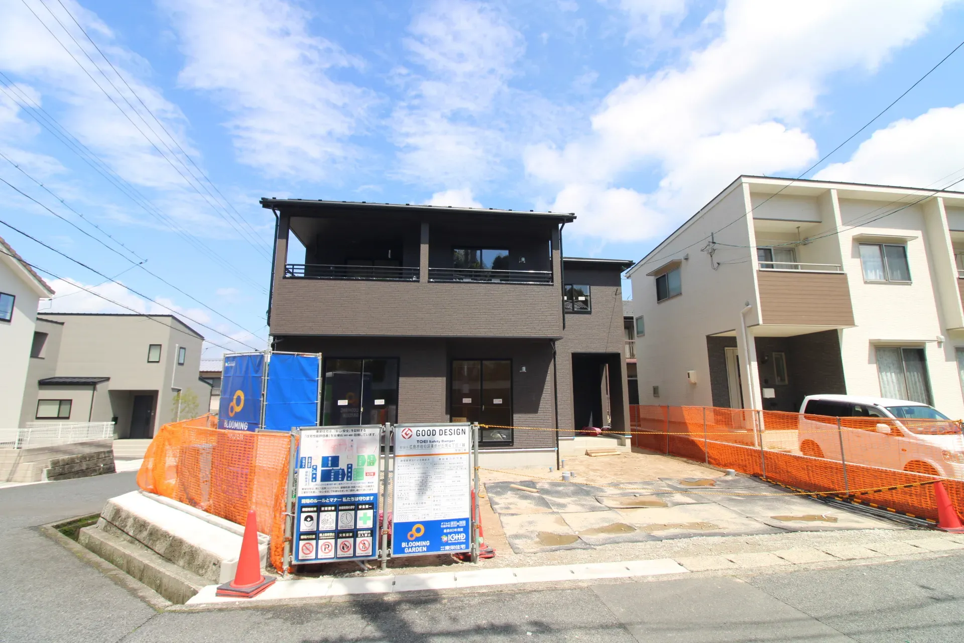 前面道路から見た外観