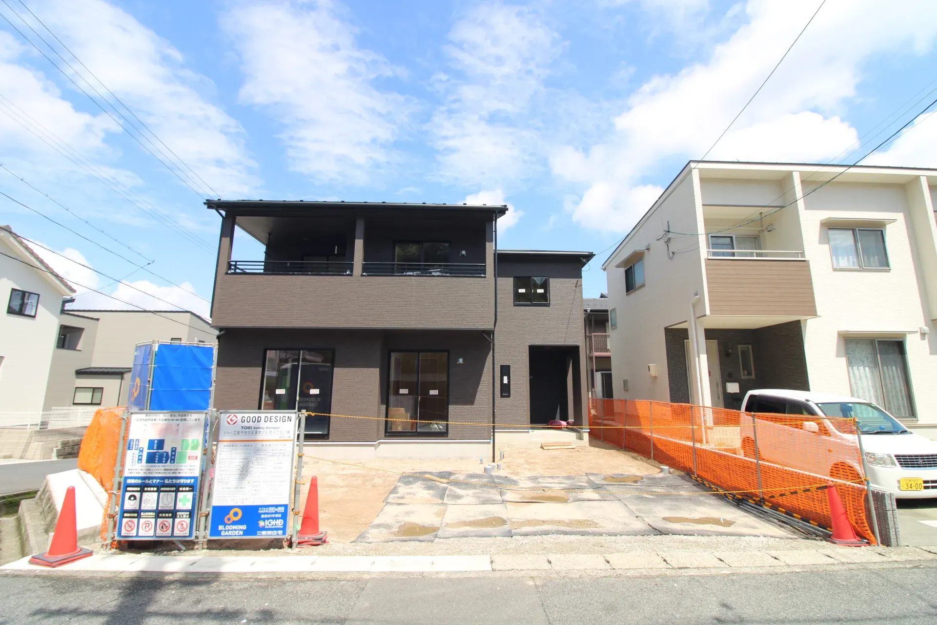 前面道路から見た外観