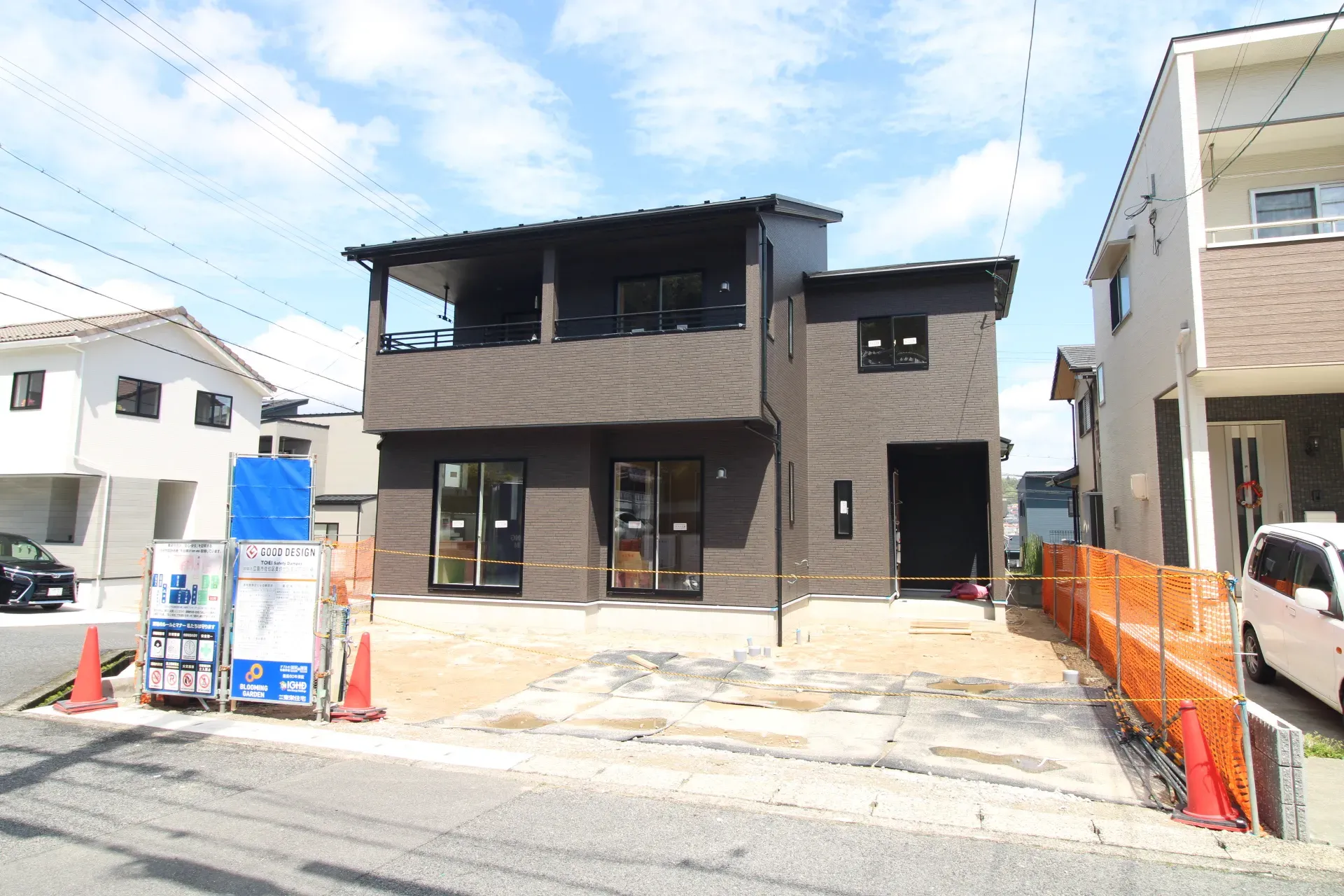 前面道路から見た外観