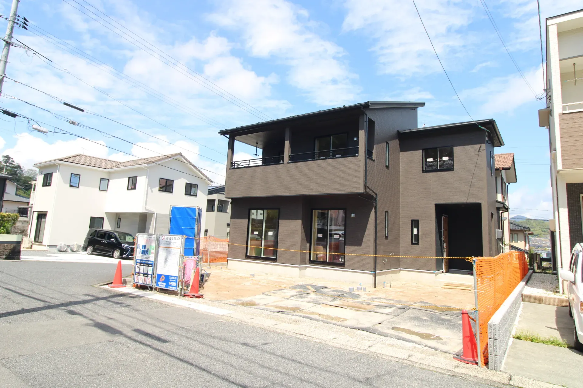 前面道路から見た外観