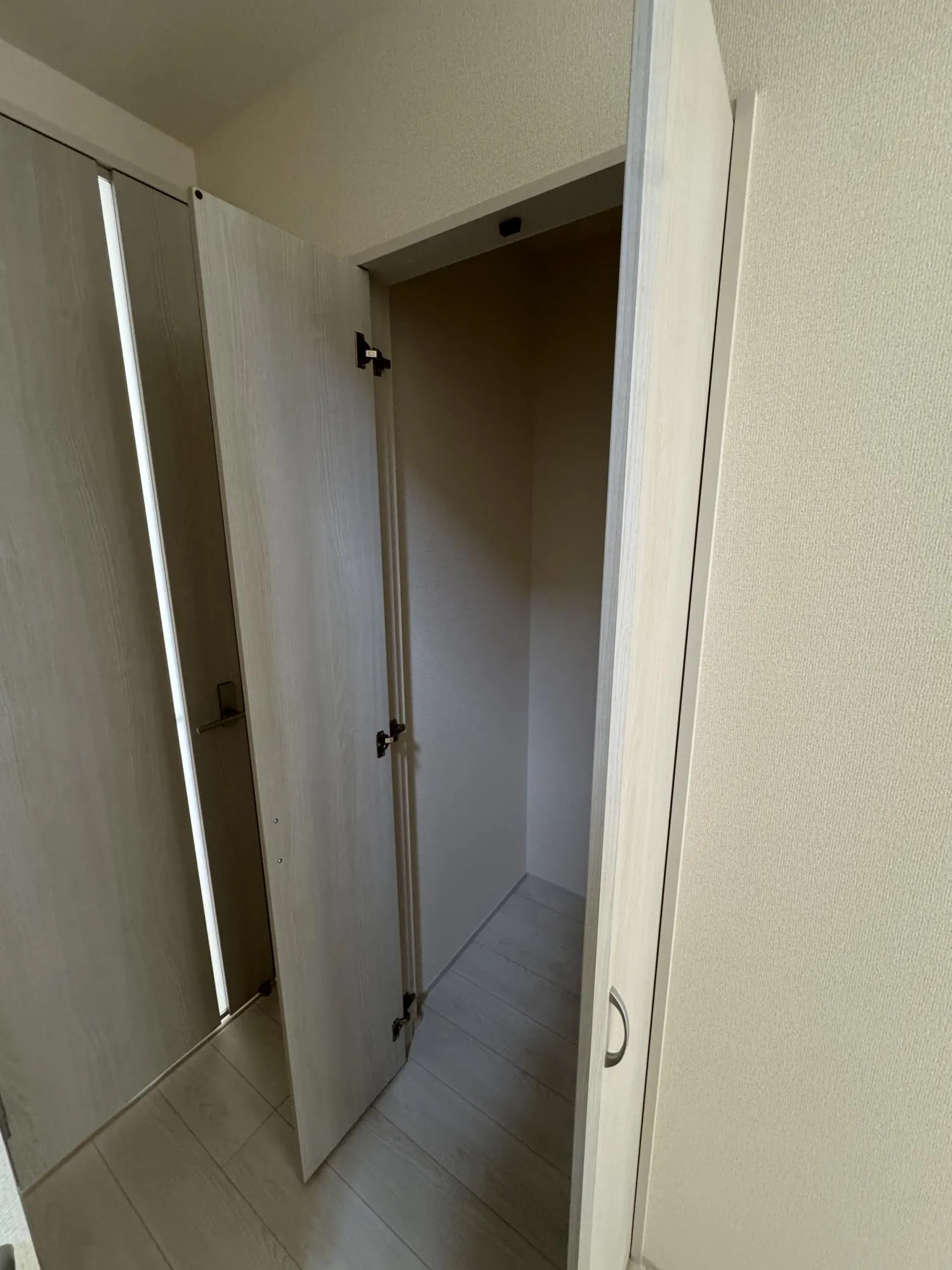 【収納】1階廊下に扉付きの収納があります!
