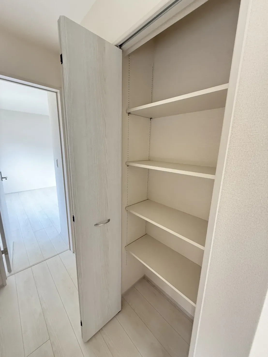 【収納】2階廊下に扉付きの収納があります!