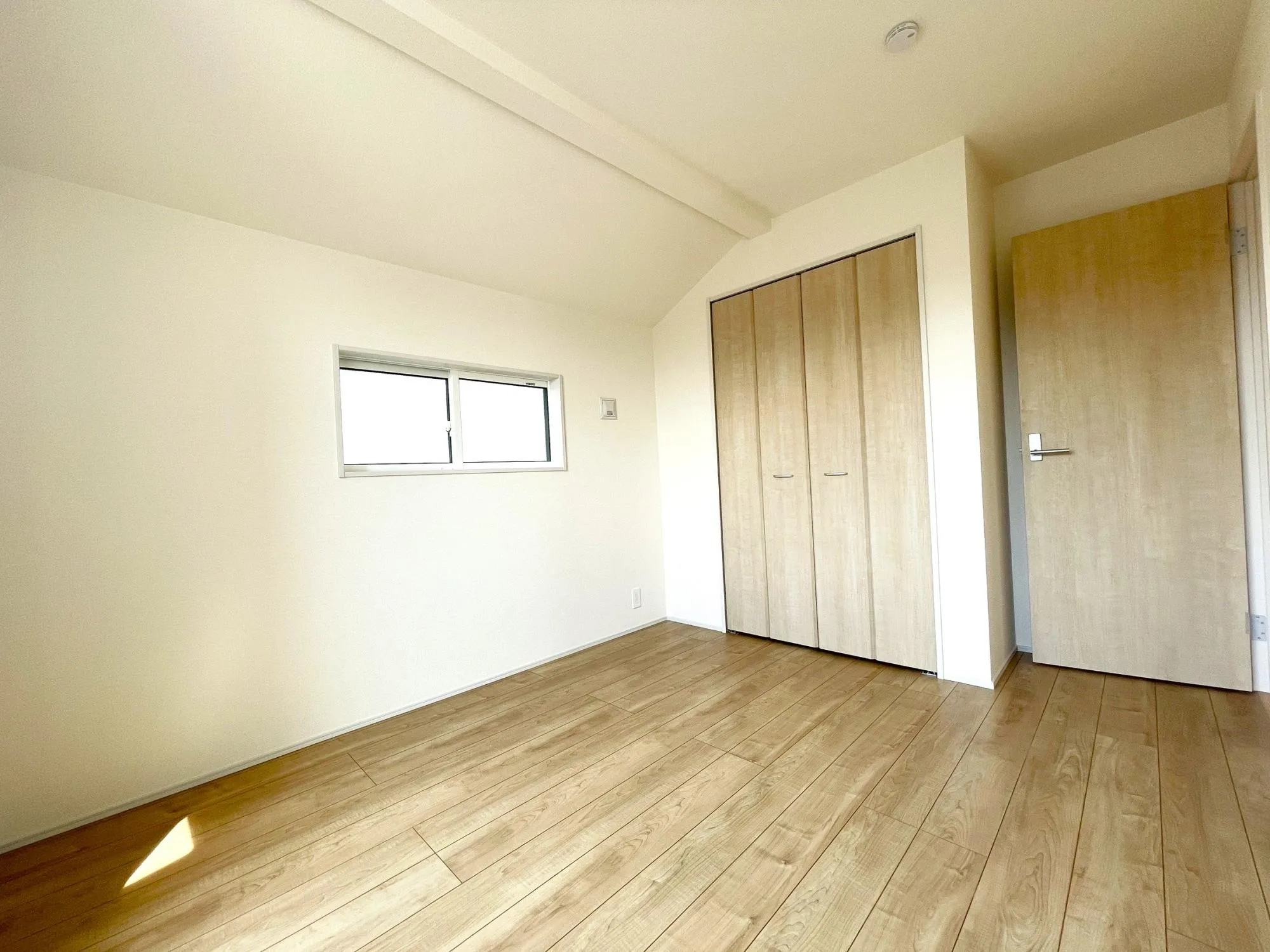 【洋室(5.0帖)】使い勝手の良いサイズのお部屋で、様々な用途でご利用可能◎扉付きのクローゼットが備わっており、身の回りの物をすっきり整理できます。