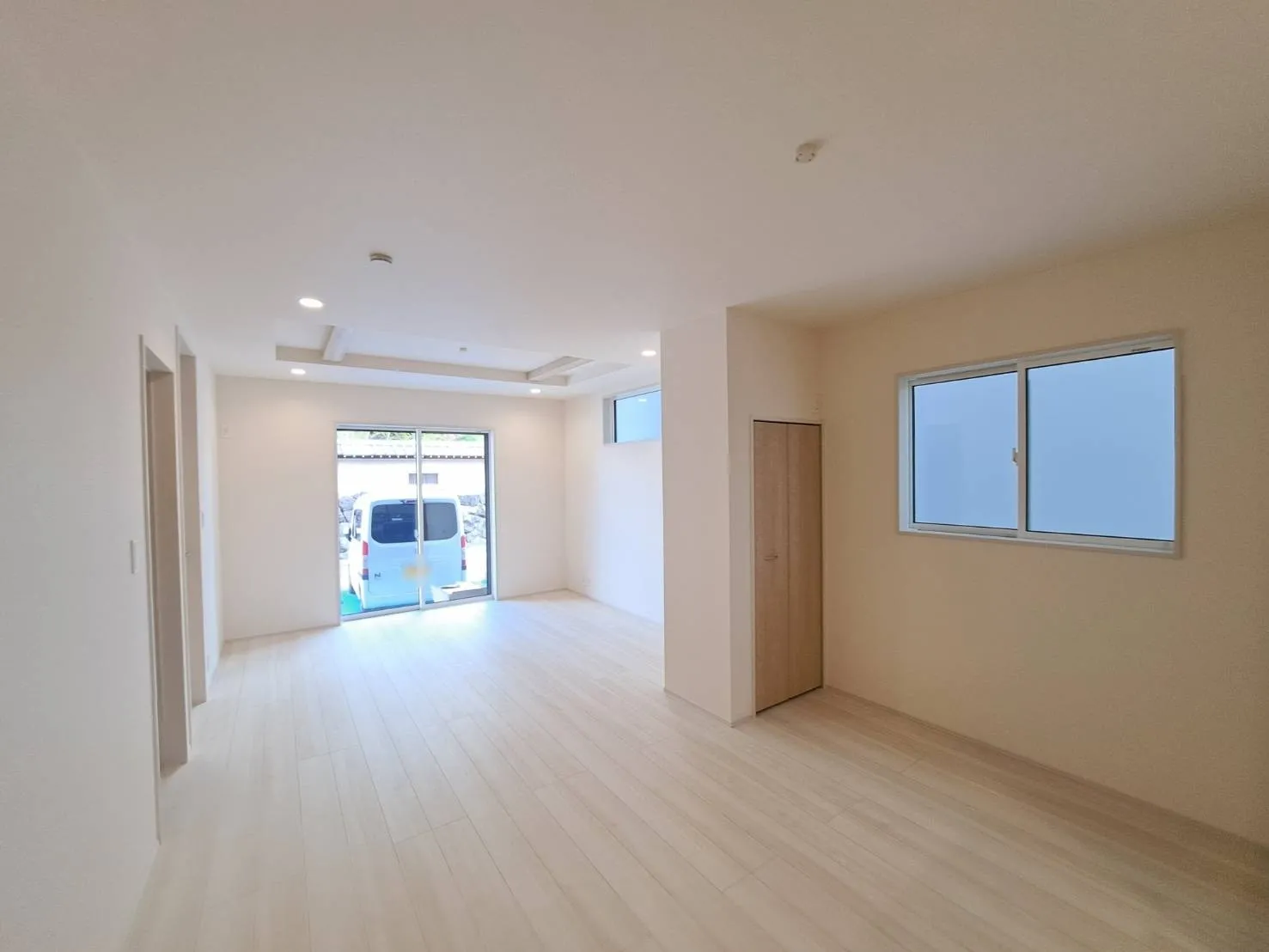 ダイニングテーブルを置いて、ソファーやテレビを置いても、まだ余裕があります☆収納もありますので、掃除機などもしまえてすっきりです☆
