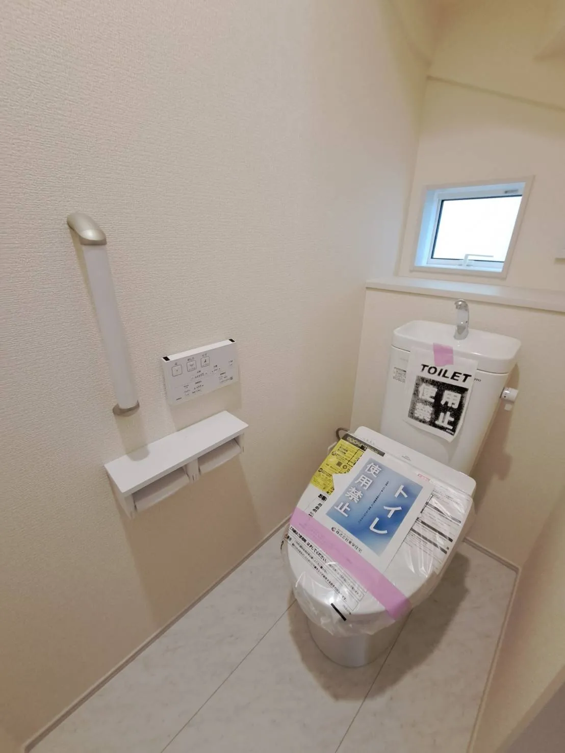 窓付きで明るく、換気もしやすい快適なトイレスペースです!