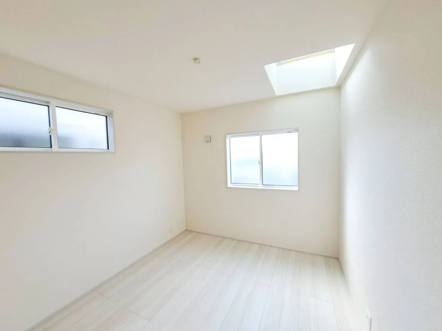北側の洋室にはトップライトを完備!少ない日差しを天井からも取り込み、明るく変えてます☆お部屋の取り合いもなくなりますね♪