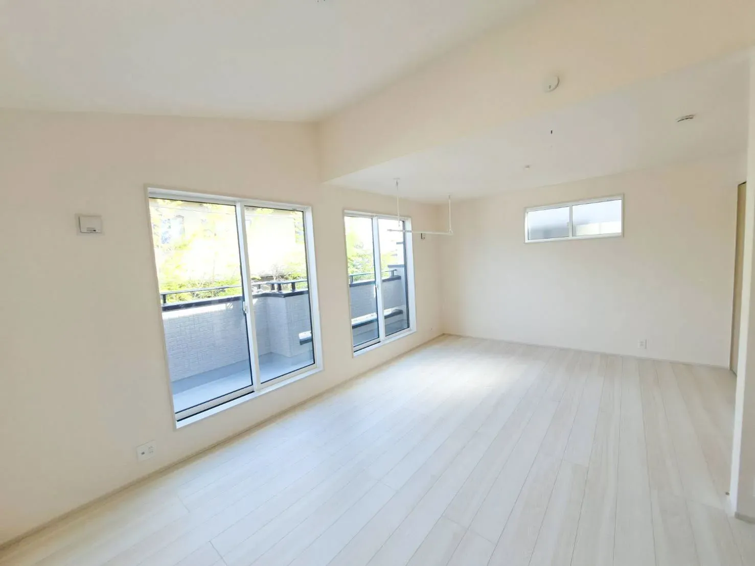 主寝室には窓もたっぷりとつけ、明るいお部屋になりました☆家族の成長に合わせて、分割も出来るようになってます♪(別途工事費用がかかります)