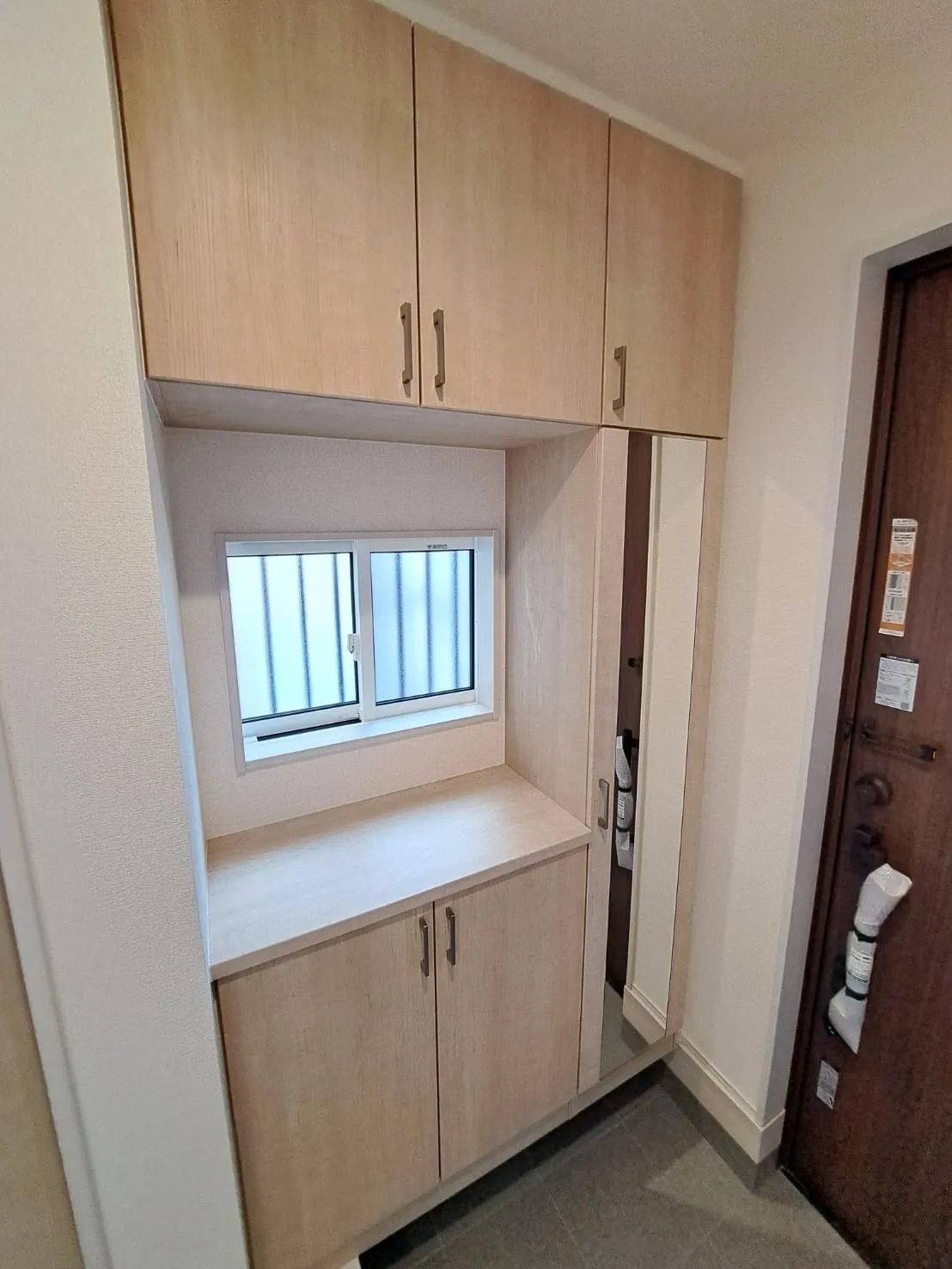 姿見付きの下駄箱で、お家を出る前に今日のコーディネートの最終チェックをすることができます♪