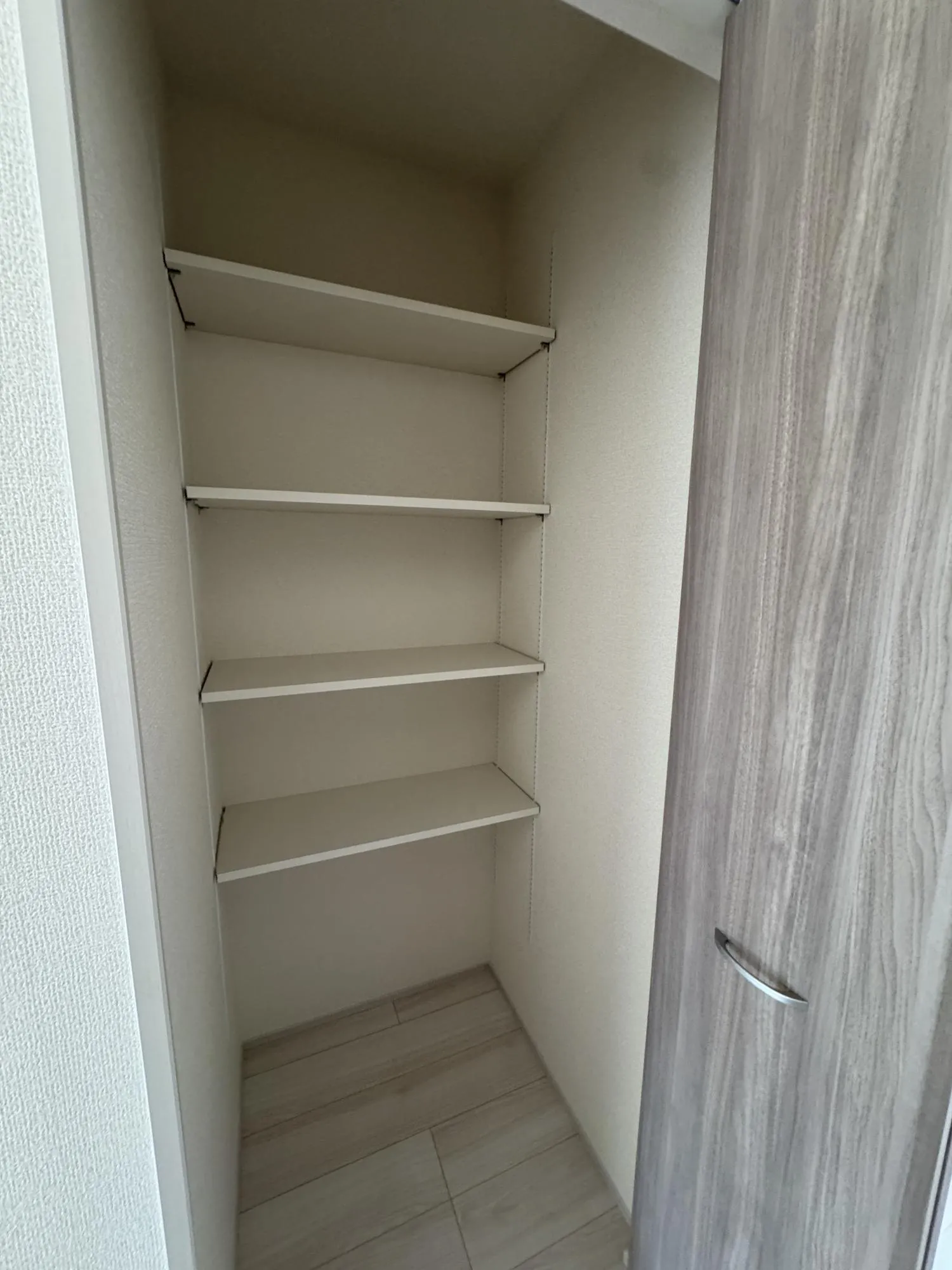 【収納①号棟】2階廊下に扉付きの収納があります!