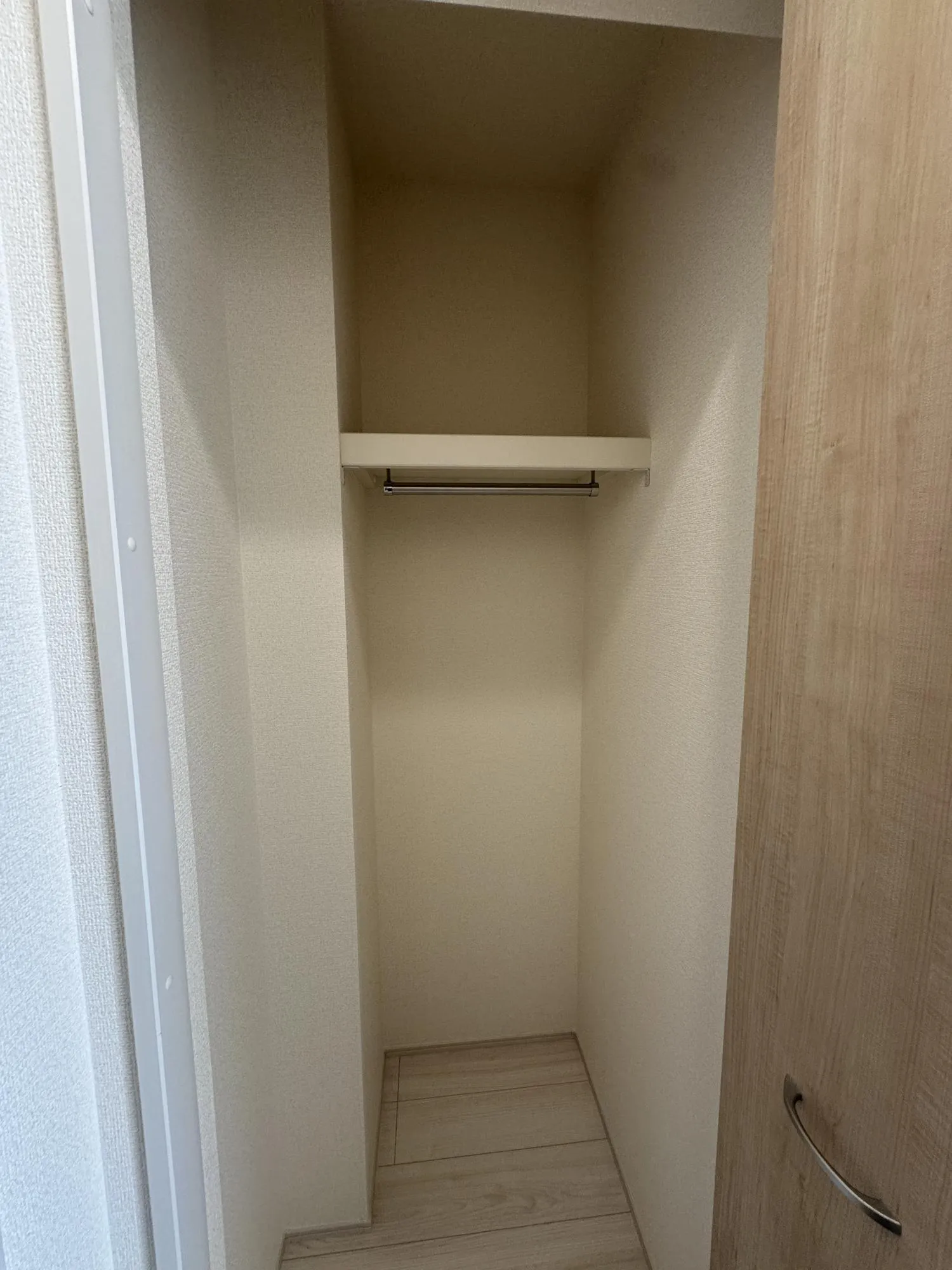【収納②号棟】1階廊下の収納には、アウターなどをかけておけます!