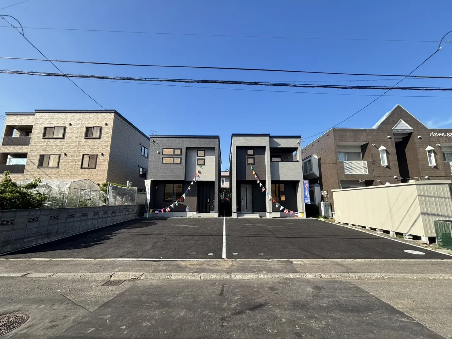 現地写真(左:1号棟　右:2号棟)