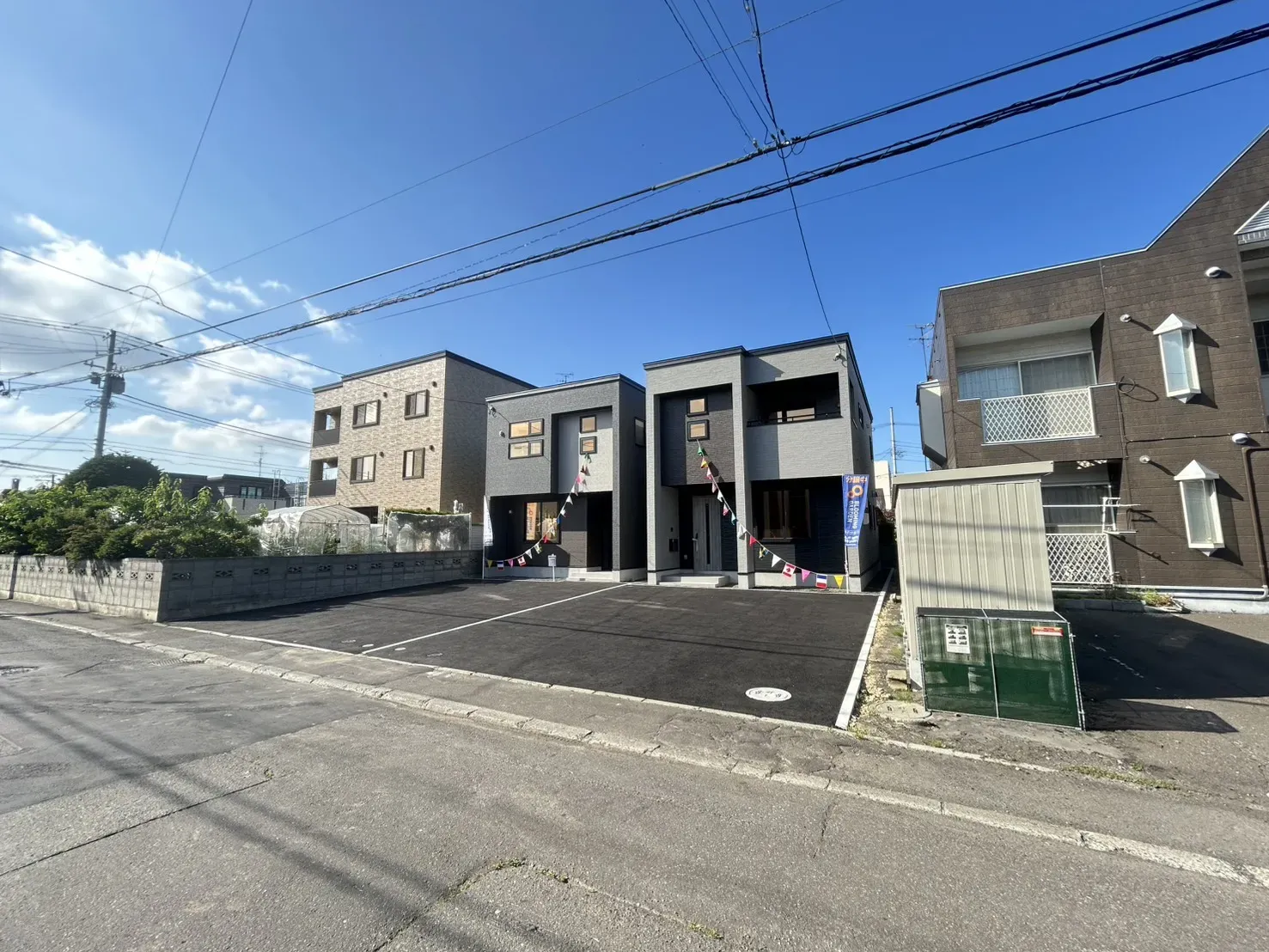 現地写真(左:1号棟　右:2号棟)
