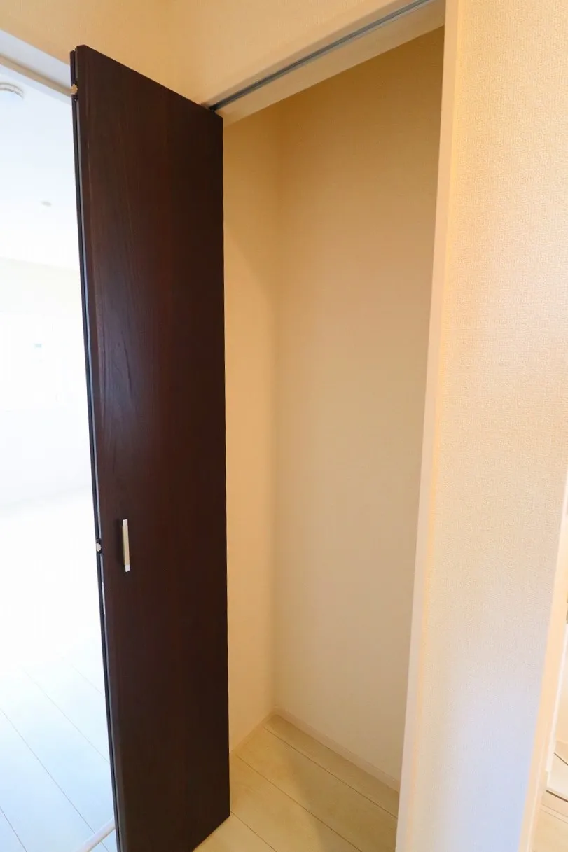 【3号棟2階廊下収納】