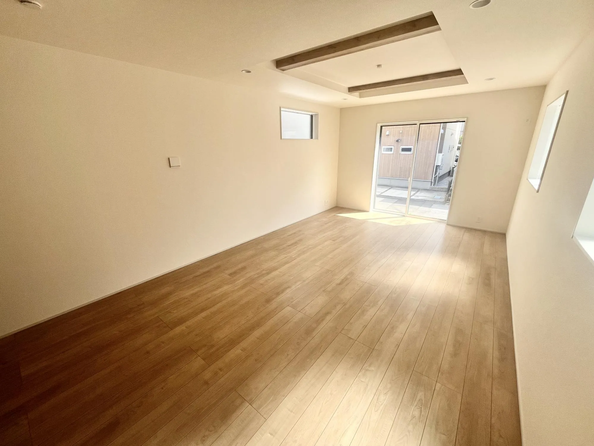 折り上げ天井を採用し解放感溢れる空間に