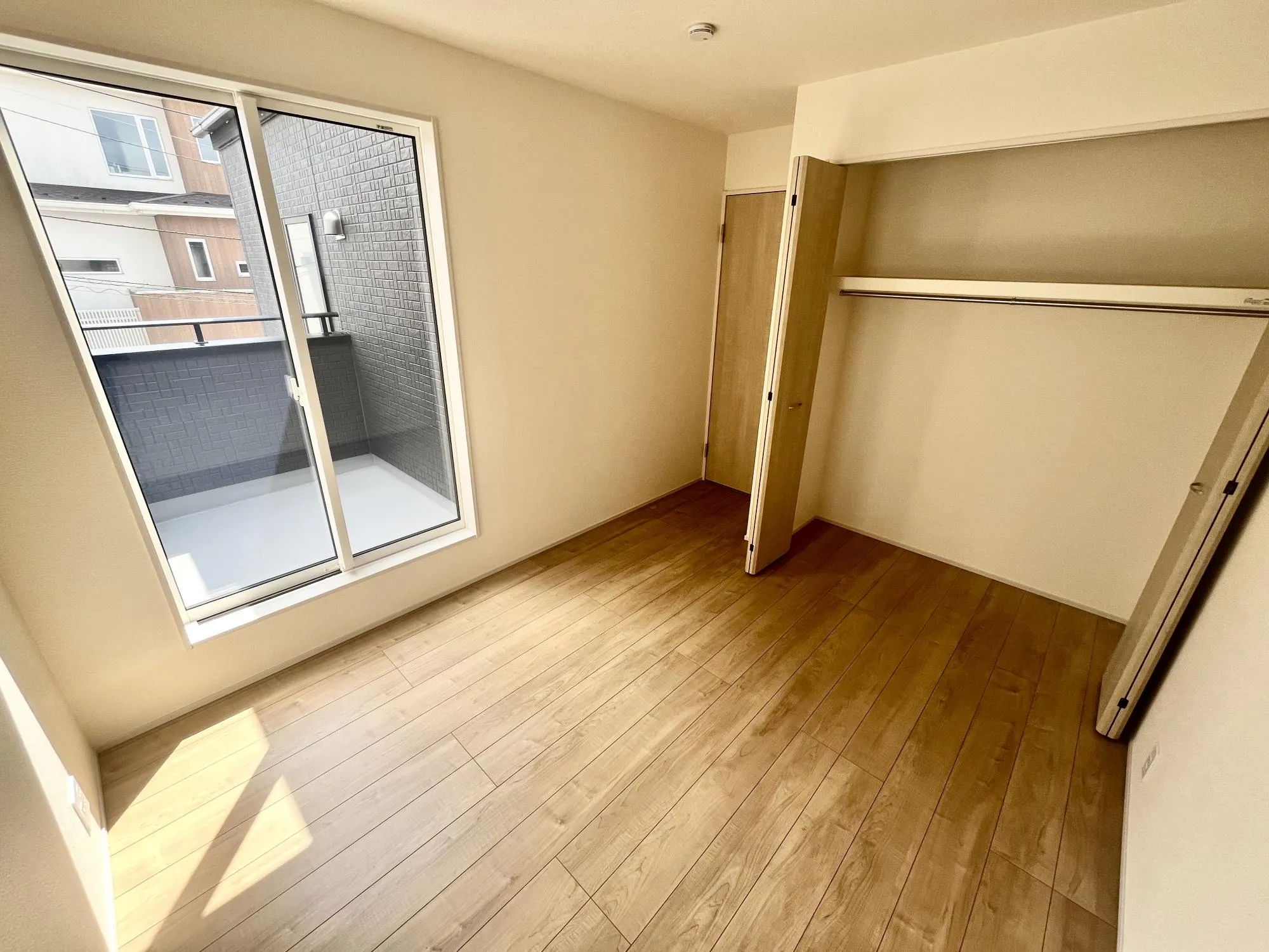 バルコニー付きの明るい洋室