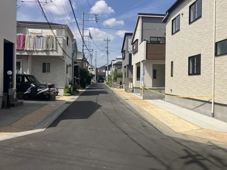 前面道路はゆとりがあり、車の運転や駐車もしやすい環境です!	
