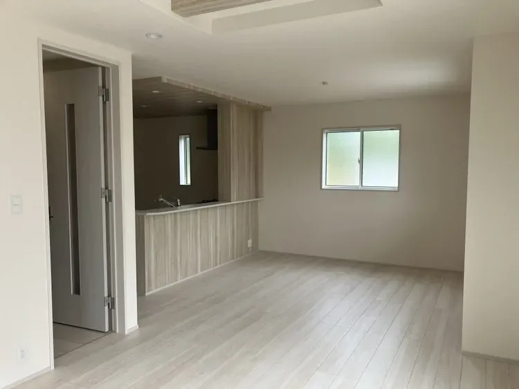 リビングにはアクセントクロスを配置しています☆落ち着いたお部屋の雰囲気をつく上げています♪			
