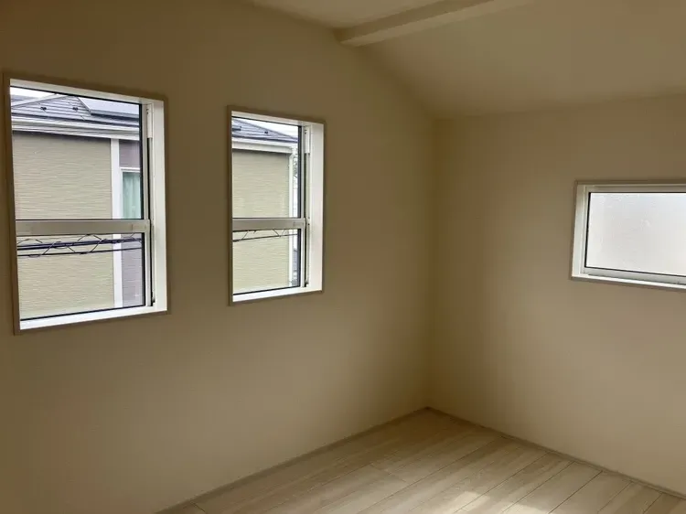 南側のお部屋は勾配天井になっており、日差しをよりお部屋に取り込める造りになってます♪広々空間はどんな飾りつけをするか迷いますね♪		

