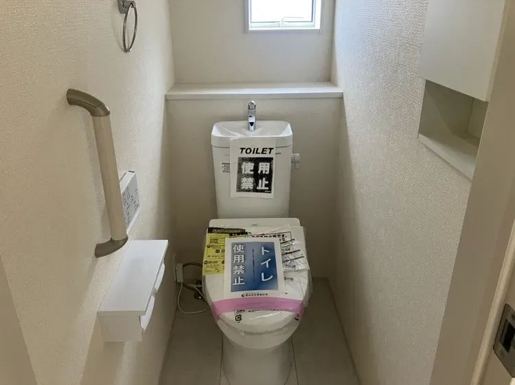 ウォシュレット機能付きのトイレ。手すり、窓と清潔で使いやすいトイレになってます。

