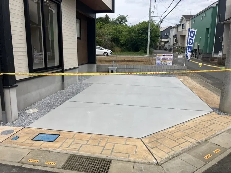 ゆとりのある駐車スペースで、お車の出し入れもスムーズに行えます!	
