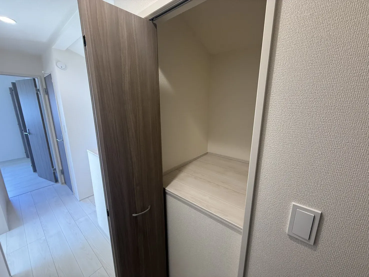 【②号棟　2階廊下収納】