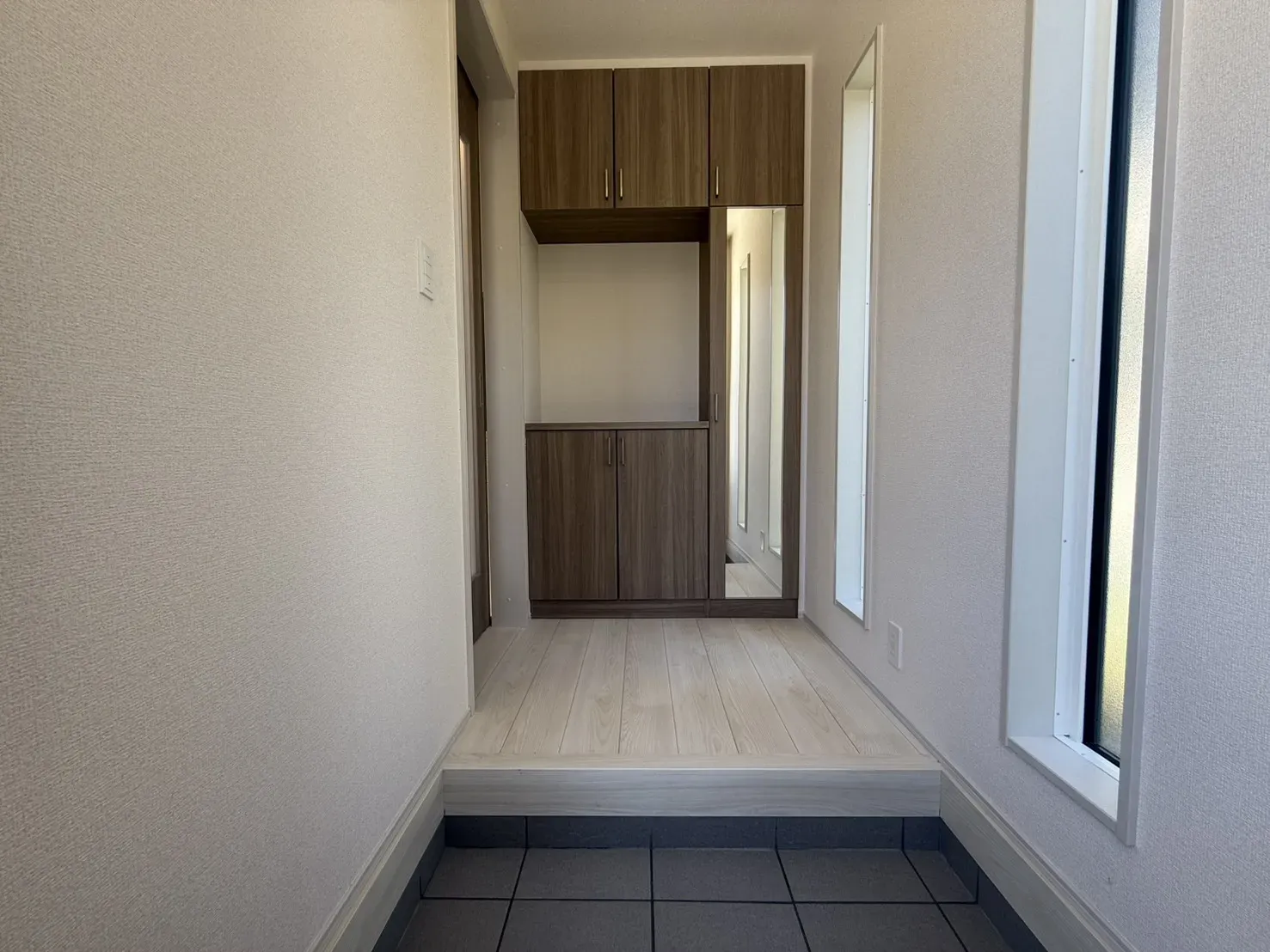 【②号棟　玄関】