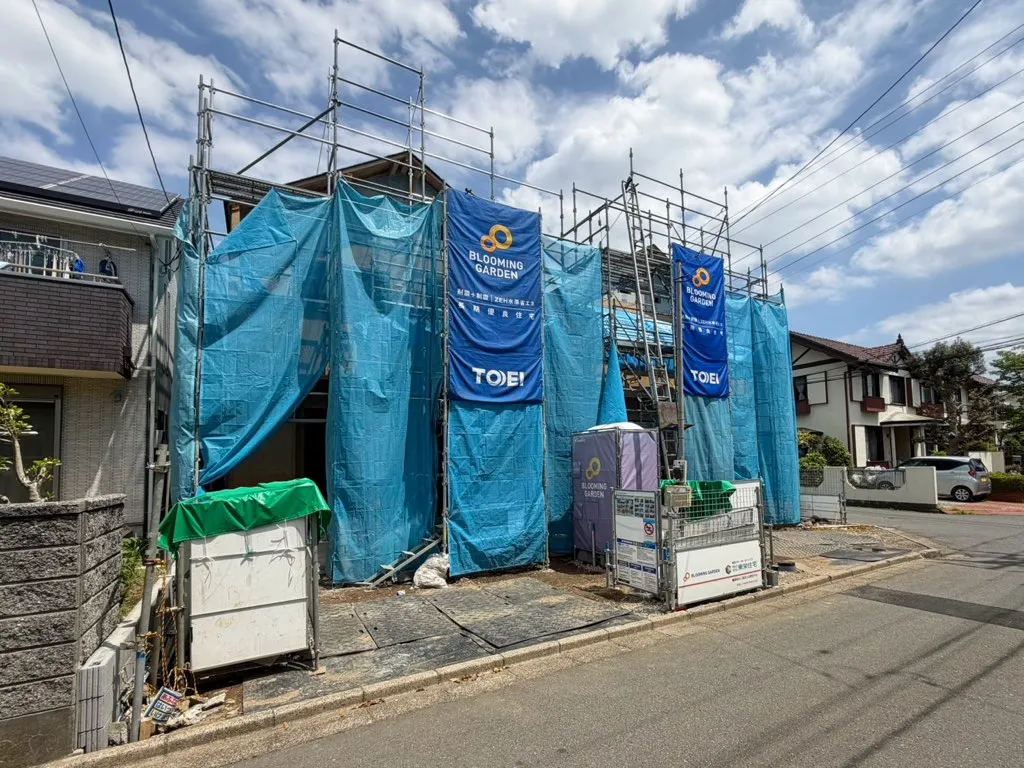 周りの建物は2階建ての為、圧迫感もなくゆとりがあります。