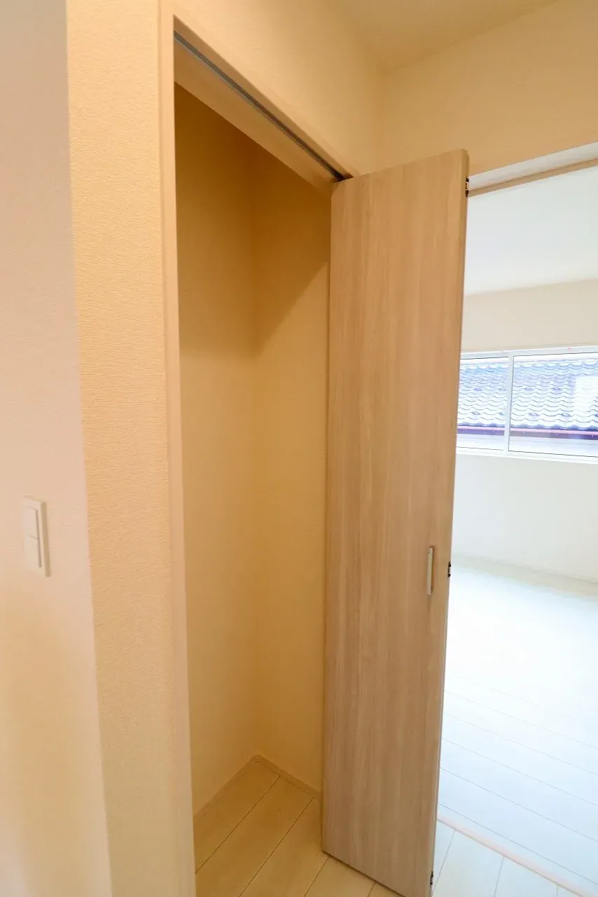 【1号棟2階廊下収納】