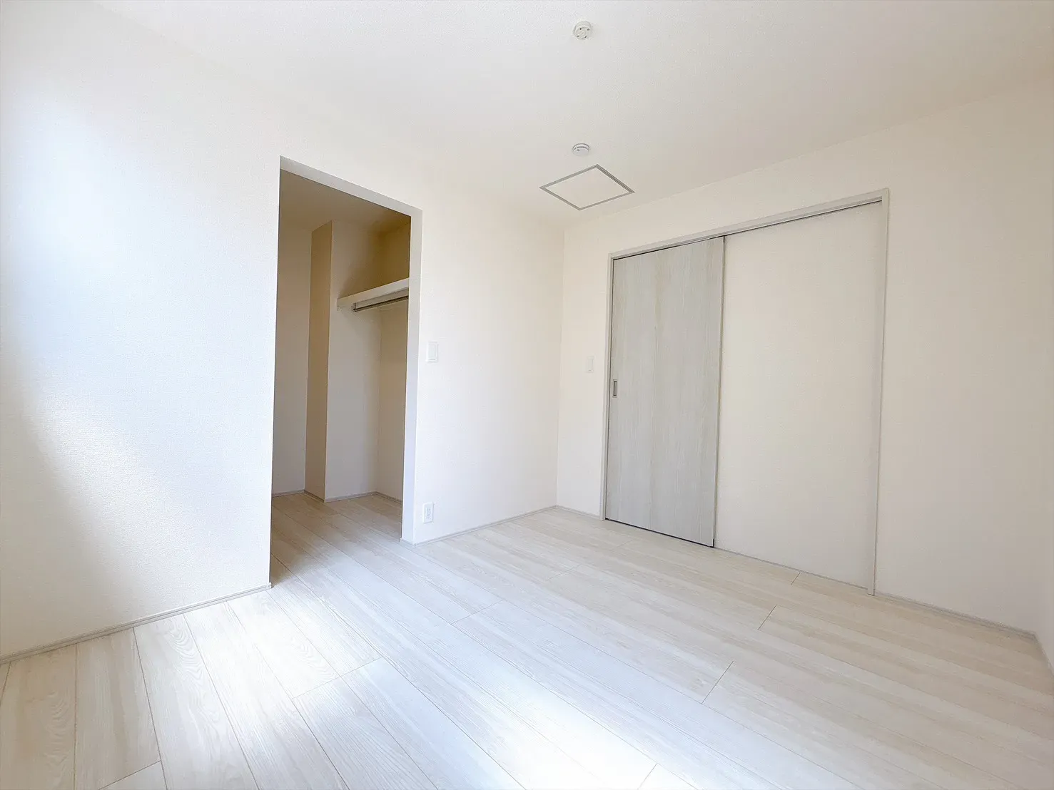 【洋室(5.25帖)】お気に入りの家具やインテリアで、自分らしい空間づくりを楽しめる洋室。毎日過ごすのが楽しみになるお部屋です!