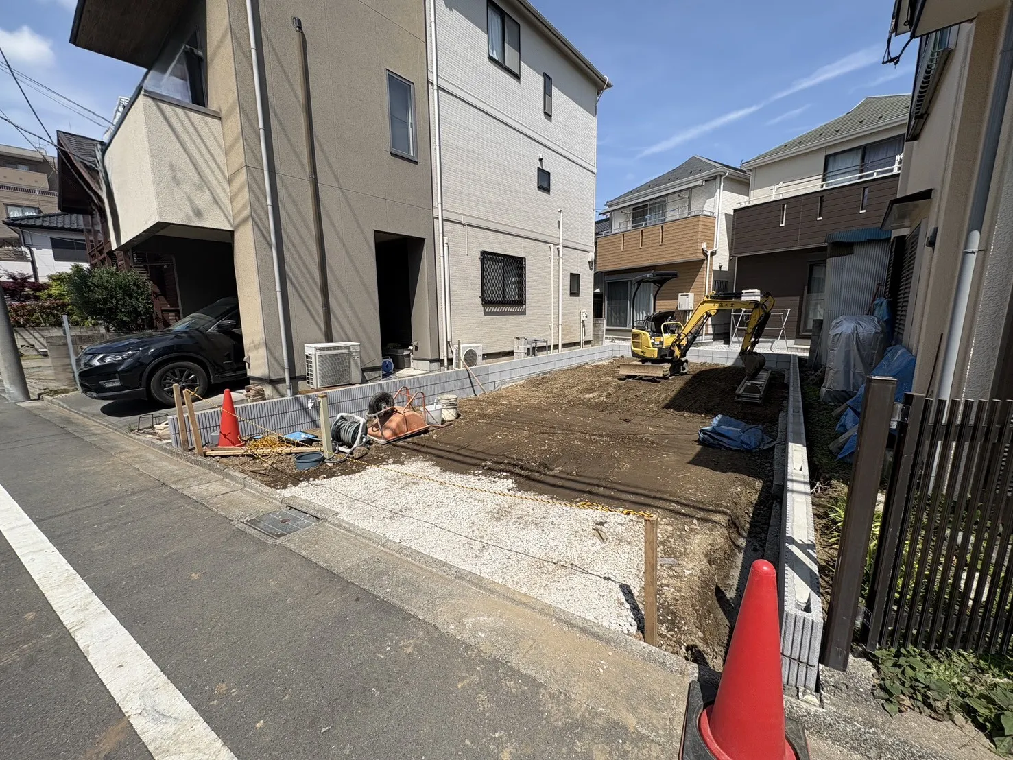 【外観写真】南側道路に面し、陽当たり・見通しともに良好。前面道路約7.9mで、お子さまのいるご家庭にも安心な環境です。