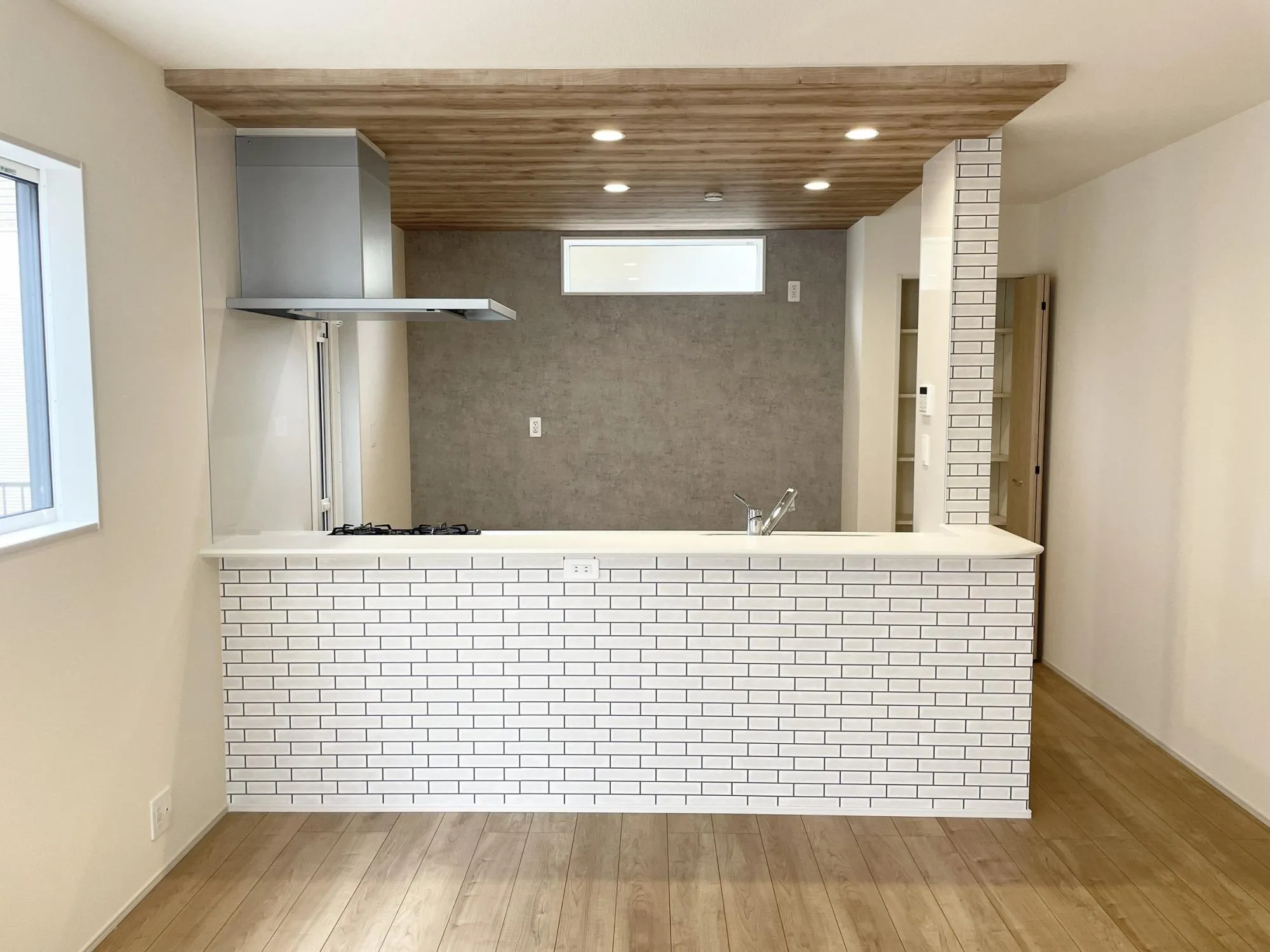 【キッチン前面】ポップアップ天井×アクセントクロスでメリハリのあるLDKに。立体感のあるデザインと、印象的なクロスが調和し、洗練された住空間を演出◎